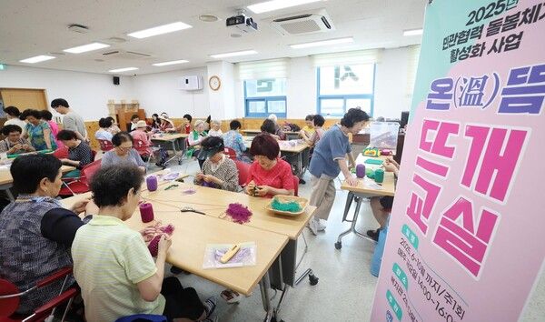 박희조 동구청장이 28일 대전 동구 용운종합사회복지관에서 어르신들의 뜨개교실을 둘러보고 있다. (사진=전우용 기자)