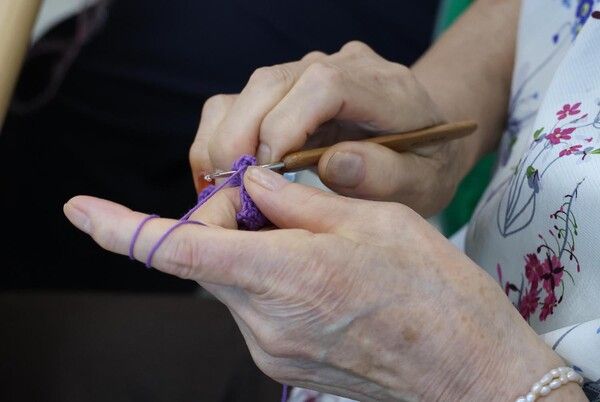 박희조 동구청장이 28일 대전 동구 용운종합사회복지관에서 어르신들의 뜨개교실을 둘러보고 있다. (사진=전우용 기자)