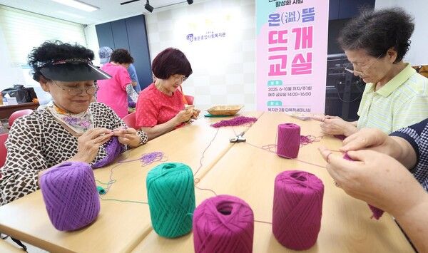 박희조 동구청장이 28일 대전 동구 용운종합사회복지관에서 어르신들의 뜨개교실을 둘러보고 있다. (사진=전우용 기자)