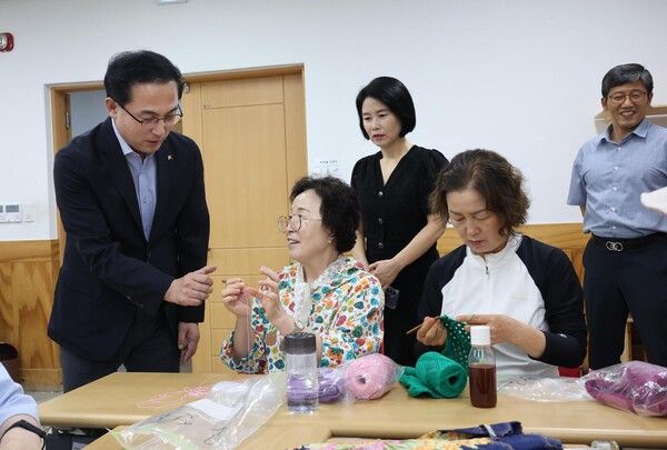 박희조 동구청장이 28일 대전 동구 용운종합사회복지관에서 어르신들의 뜨개교실을 둘러보고 있다. (사진=전우용 기자)