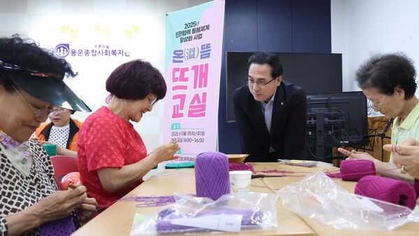 박희조 동구청장이 28일 대전 동구 용운종합사회복지관에서 어르신들의 뜨개교실을 둘러보고 있다. (사진=전우용 기자)