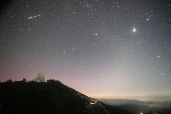 2024년 8월 한국천문연구원 보현산천문대에서 전영범 천문연 책임연구원이 촬영한 페르세우스자리 유성우. (사진=천문연 제공)&nbsp;