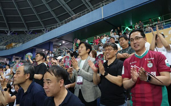 대전월드컵경기장에서 동구 공동육아나눔터 가족과 함께한 축구장 나들이 행사를 성황리에 마무리됐다. (사진= 대전 동구 제공)