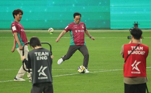 대전월드컵경기장에서 동구 공동육아나눔터 가족과 함께한 축구장 나들이 행사를 성황리에 마무리됐다. (사진= 대전 동구 제공)