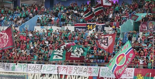 대전월드컵경기장에서 동구 공동육아나눔터 가족과 함께한 축구장 나들이 행사를 성황리에 마무리됐다. (사진= 대전 동구 제공)