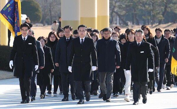 2일 2026년 병오년 새해를 맞아 대전 박희조 동구청장을 비롯한 본청 5급 이상 간부 공무원들이 국립대전현충원을 방문해 순국선열과 호국영령에 대한 참배를 진행하며 새해 공식 일정을 시작했다. (사진=대전 동구)