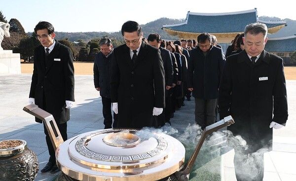 2일 2026년 병오년 새해를 맞아 대전 박희조 동구청장을 비롯한 본청 5급 이상 간부 공무원들이 국립대전현충원을 방문해 순국선열과 호국영령에 대한 참배를 진행하며 새해 공식 일정을 시작했다. (사진=대전 동구)