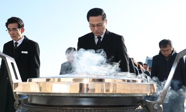 2일 2026년 병오년 새해를 맞아 대전 박희조 동구청장을 비롯한 본청 5급 이상 간부 공무원들이 국립대전현충원을 방문해 순국선열과 호국영령에 대한 참배를 진행하며 새해 공식 일정을 시작했다. (사진=대전 동구)