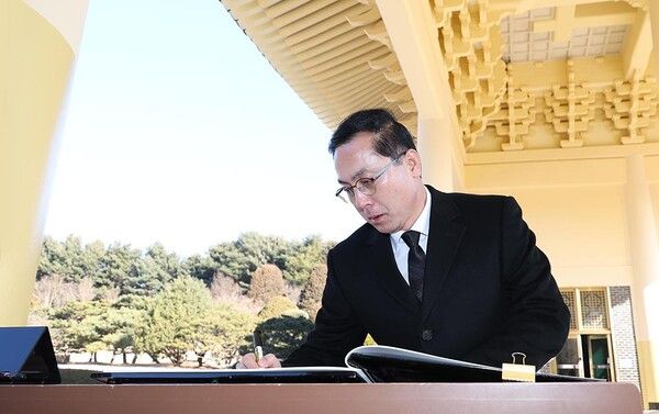 2일 2026년 병오년 새해를 맞아 대전 박희조 동구청장을 비롯한 본청 5급 이상 간부 공무원들이 국립대전현충원을 방문해 순국선열과 호국영령에 대한 참배를 진행하며 새해 공식 일정을 시작했다. (사진=대전 동구)