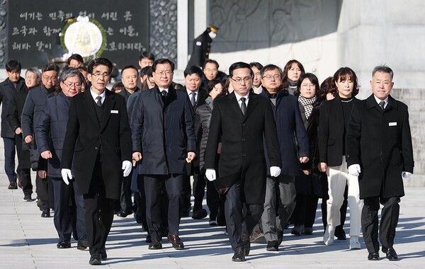 2일 2026년 병오년 새해를 맞아 대전 박희조 동구청장을 비롯한 본청 5급 이상 간부 공무원들이 국립대전현충원을 방문해 순국선열과 호국영령에 대한 참배를 진행하며 새해 공식 일정을 시작했다. (사진=대전 동구)