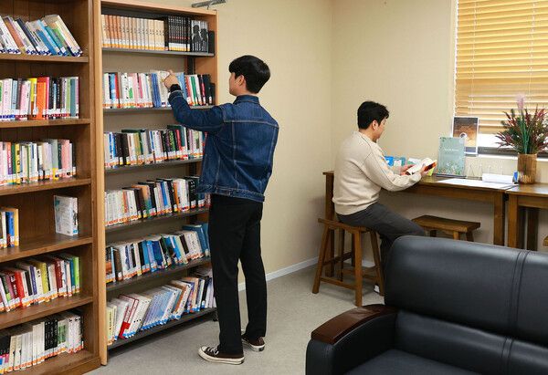 유성구청 직원들이 구청 내 쉼 도서관을 이용하고 있다 (사진=유성구)