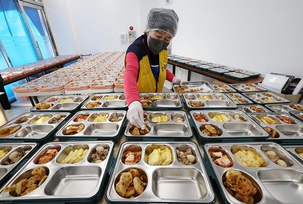 1월 5일부터 30일까지 겨울방학 기간 동안 ‘띵동! 아이든든 도시락 배달지원 사업’을 본격 운영, 박희조 동구청장을 비롯한 관계자들이 수제도시락에 반찬을 담고 있다. 사진=대전 동구