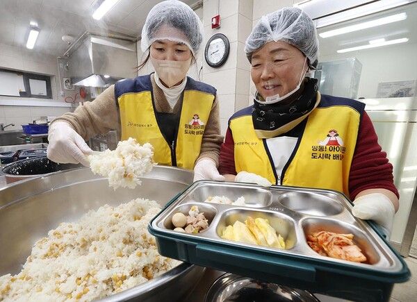 1월 5일부터 30일까지 겨울방학 기간 동안 ‘띵동! 아이든든 도시락 배달지원 사업’을 본격 운영, 박희조 동구청장을 비롯한 관계자들이 수제도시락에 반찬을 담고 있다. 사진=대전 동구