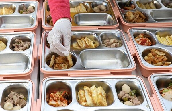 1월 5일부터 30일까지 겨울방학 기간 동안 ‘띵동! 아이든든 도시락 배달지원 사업’을 본격 운영, 박희조 동구청장을 비롯한 관계자들이 수제도시락에 반찬을 담고 있다. 사진=대전 동구