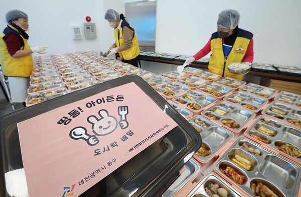 1월 5일부터 30일까지 겨울방학 기간 동안 ‘띵동! 아이든든 도시락 배달지원 사업’을 본격 운영, 박희조 동구청장을 비롯한 관계자들이 수제도시락에 반찬을 담고 있다. 사진=대전 동구