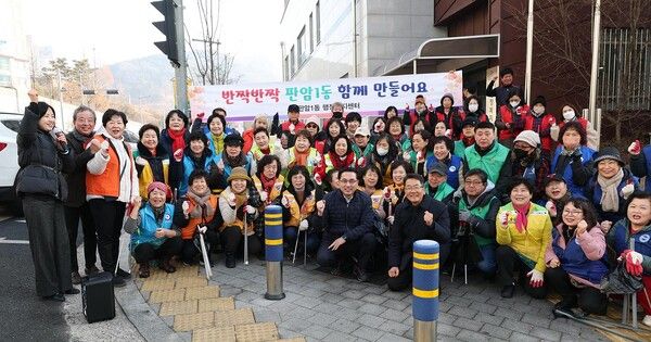 판암1동 지역사회보장협의체 명절 나눔 행사 모습, 박희조 동구청장을 비롯한 관계자들 (사진=대전 동구)