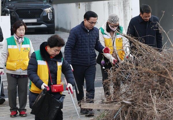 판암1동 지역사회보장협의체 명절 나눔 행사 모습, 박희조 동구청장을 비롯한 관계자들 (사진=대전 동구)