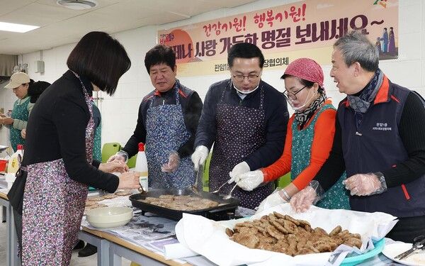 판암1동 지역사회보장협의체 명절 나눔 행사 모습, 박희조 동구청장을 비롯한 관계자들 (사진=대전 동구)
