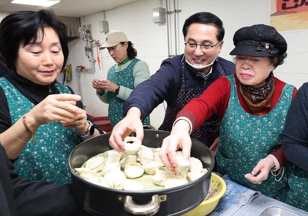판암1동 지역사회보장협의체 명절 나눔 행사 모습, 박희조 동구청장을 비롯한 관계자들 (사진=대전 동구)
