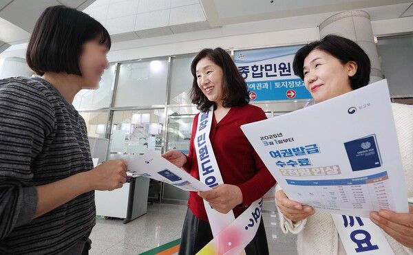 주민이 체감하는 친절행정 실현과 신속한 민원처리를 위해 27일 대전 동구청에서 관계자가 민원인을 상대로 '팀장 민원도우미제'를 운영하고 있다. 사진=대전 동구 제공)