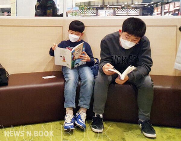 책 읽는 부모와 아이 [사진=뉴스앤북DB]