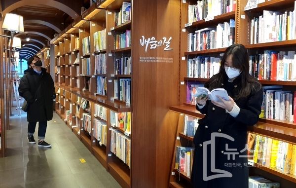대전 서구 한 서점에서 마스크를 쓴 시민이 독서삼매경에 빠져있다. 전우용 기자