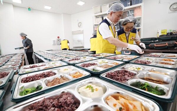 황인호 동구청장이 새터말정말센터에서 아이든든 도시락 포장을 하고있다 (사진=대전 동구)