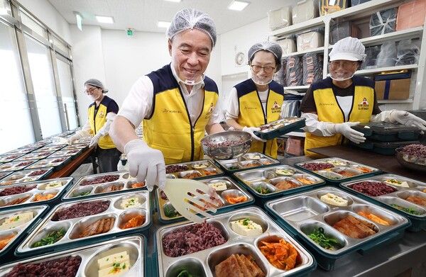 황인호 동구청장이 새터말정말센터에서 아이든든 도시락 포장을 하고있다 (사진=대전 동구)