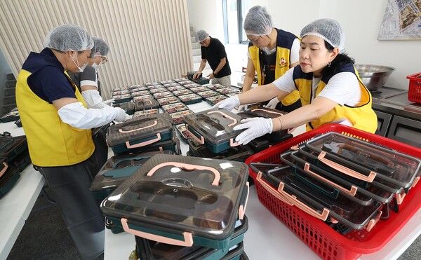 황인호 동구청장이 새터말정말센터에서 아이든든 도시락 포장을 하고있다 (사진=대전 동구)