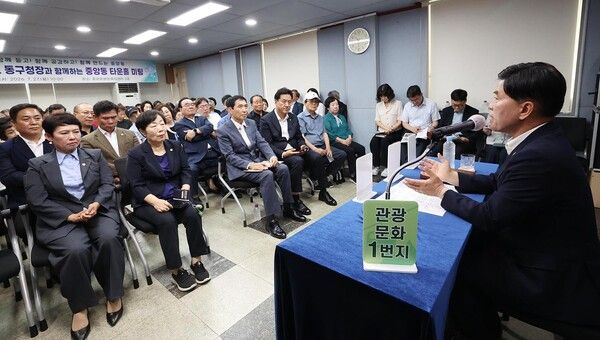 황인호 동구청장이 27일 중앙동에서 구민들과 대화를 나누고 있다. (사진=대전 동구 제공)