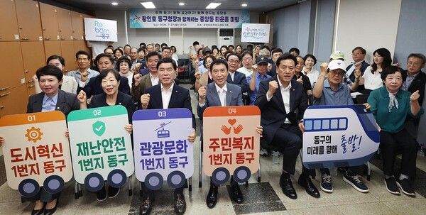 황인호 동구청장이 27일 중앙동에서 구민들과 대화를 나누고 있다. (사진=대전 동구 제공)