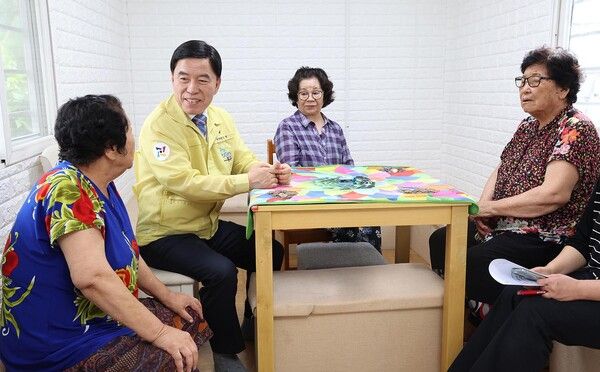 거동이 불편한 저소득 어르신의 이동 편의 증진을 위해 천사의 손길 ‘실버카 지원사업’을 본격 추진, 황인호 대전 동구청이 어르신들에게 직접 실버카를 전달하고 있다. (사진=대전 동구 제공)