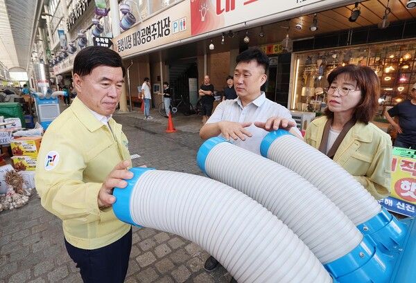 황인호 동구청장을 비롯한 관계자들이 중앙시장 활성화구역 내 안전점검하는 모습 (사진=대전 동구 제공)