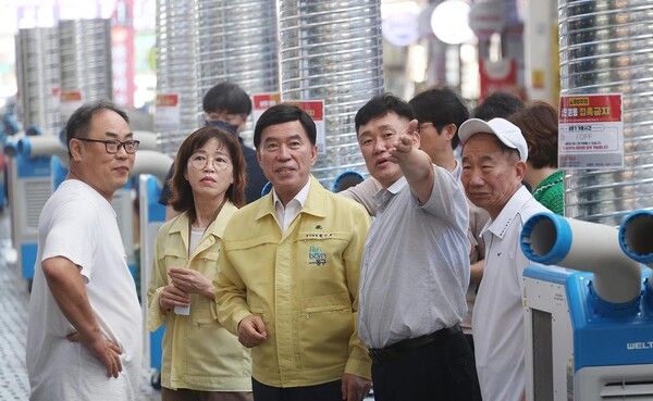 황인호 동구청장을 비롯한 관계자들이 중앙시장 활성화구역 내 안전점검하는 모습 (사진=대전 동구 제공)