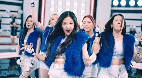 '배터 업'(BATTER UP)' 뮤직비디오 = 이미지 제공 YG 엔터테인먼트