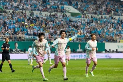 임영웅&nbsp;'하나은행 자선축구대회' 수익금 12억원 전액 기부[연합뉴스]