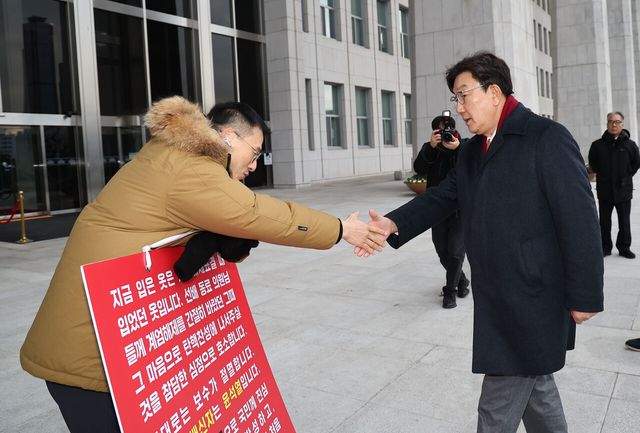 與 '탄핵표결' D-1 갈등 고조…