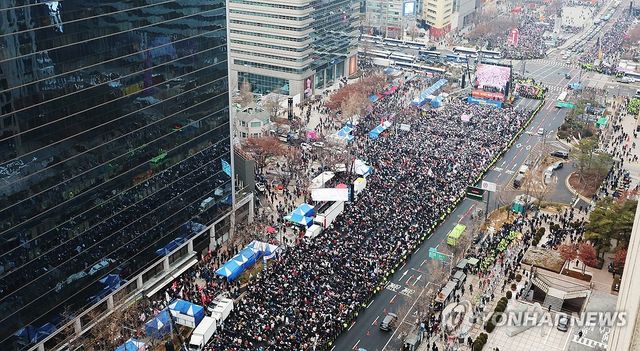 응원봉과 태극기로 갈라진 광화문…