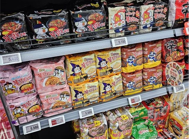 미국 유명 래퍼&nbsp;카디비, '불닭' 먹고 