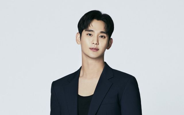 사진 출처: 김수현 소속사 홈페이지