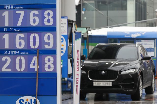 강달러·국제유가 영향…주유소&nbsp;기름값&nbsp;13주 연속 '고공행진'[연합뉴스]