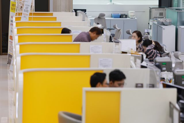 4대 은행 가계대출&nbsp;셧다운&nbsp;임박…올해 계획보다 33% 더 늘어[연합뉴스]