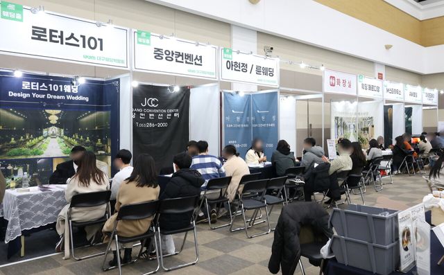 혼인건수 증가에 예식장 예약 치열…
