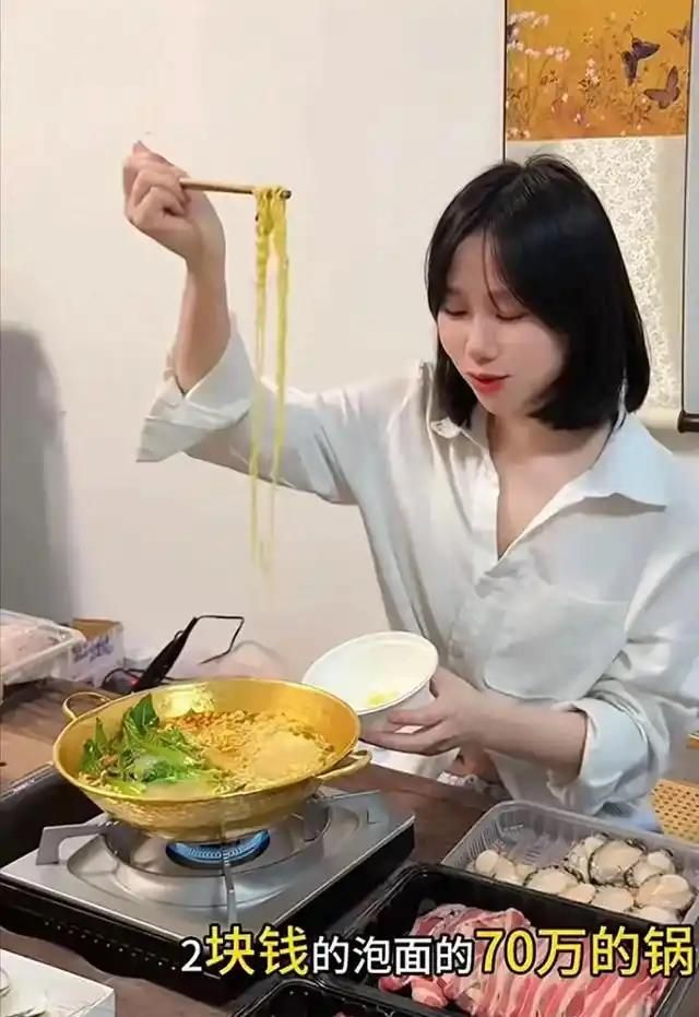 금값&nbsp;폭등하는데…中서 '황금 냄비' 훠궈 먹방 논란[연합뉴스]