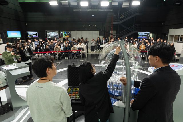 로또복권은 현금으로만 구입할 수 있다?[연합뉴스]