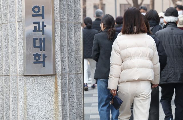 서울대&nbsp;의대&nbsp;교수들, 전공의 등 작심 비판…