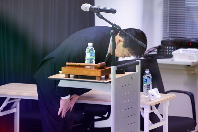 백종원, 주주에게 첫 사과 