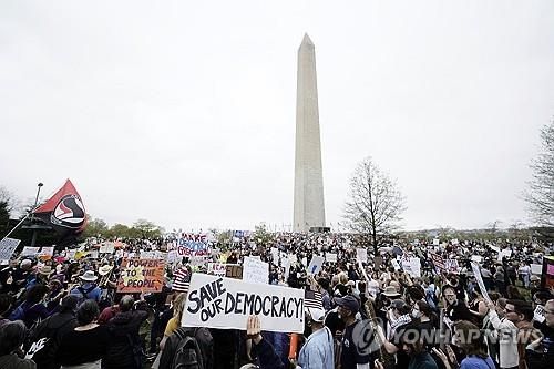 美전역서 '트럼프&nbsp;반대' 시위…워싱턴기념탑 주변 수만명 운집[연합뉴스]
