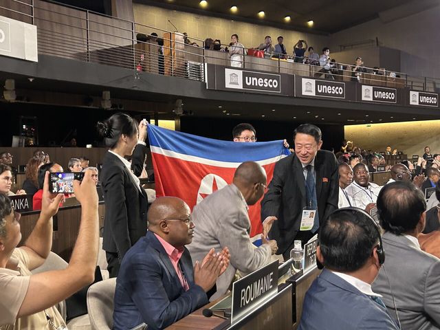 '천하제일'&nbsp;금강산, 北 3번째 세계유산 됐다…인공기 들고 환영[연합뉴스]