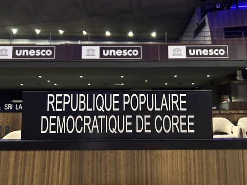 '천하제일'&nbsp;금강산, 北 3번째 세계유산 됐다…인공기 들고 환영[연합뉴스]